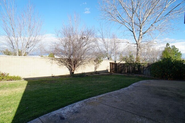 Building Photo - Spacious 4 bedroom 2.5 bathroom in Lincoln Crossing!