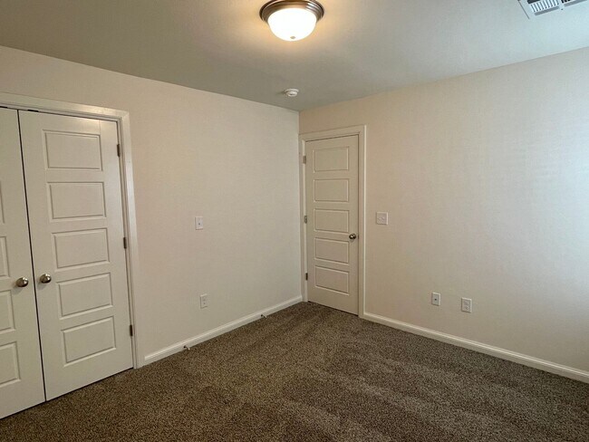 Building Photo - 604 Smt Pt Ln