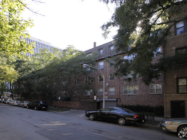 Primary Photo - 3710 N Pine Grove Ave