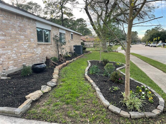 Building Photo - 22226 Meadowhill Dr
