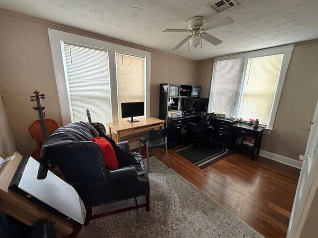 Building Photo - 3bed/1bath Home Available Just Steps Away From Norman's Campus Corner!!