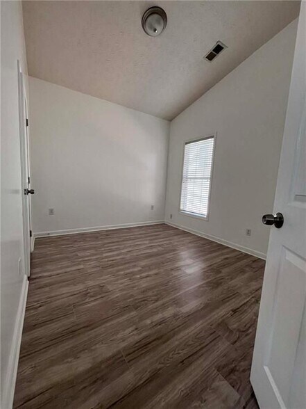 Building Photo - 2400 Miller Oaks Cir