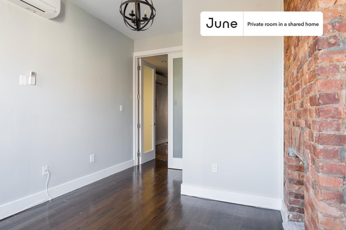Building Photo - Private bedroom in 4 bed/2 bath Home