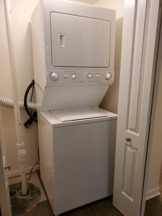 Building Photo - 2139 W Belmont Ave