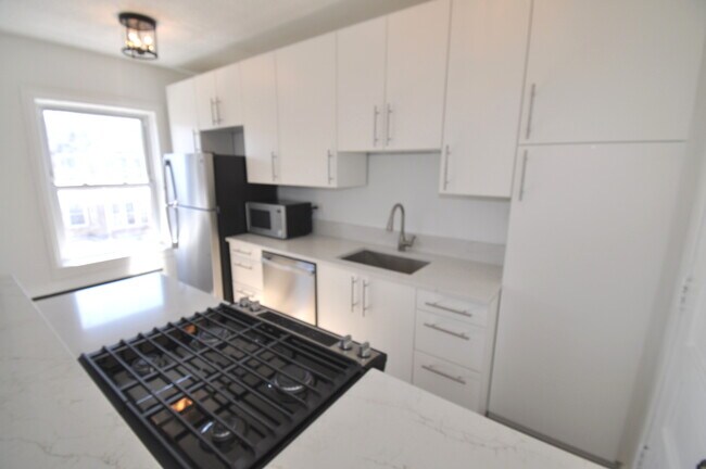 Building Photo - 846 W Ainslie St