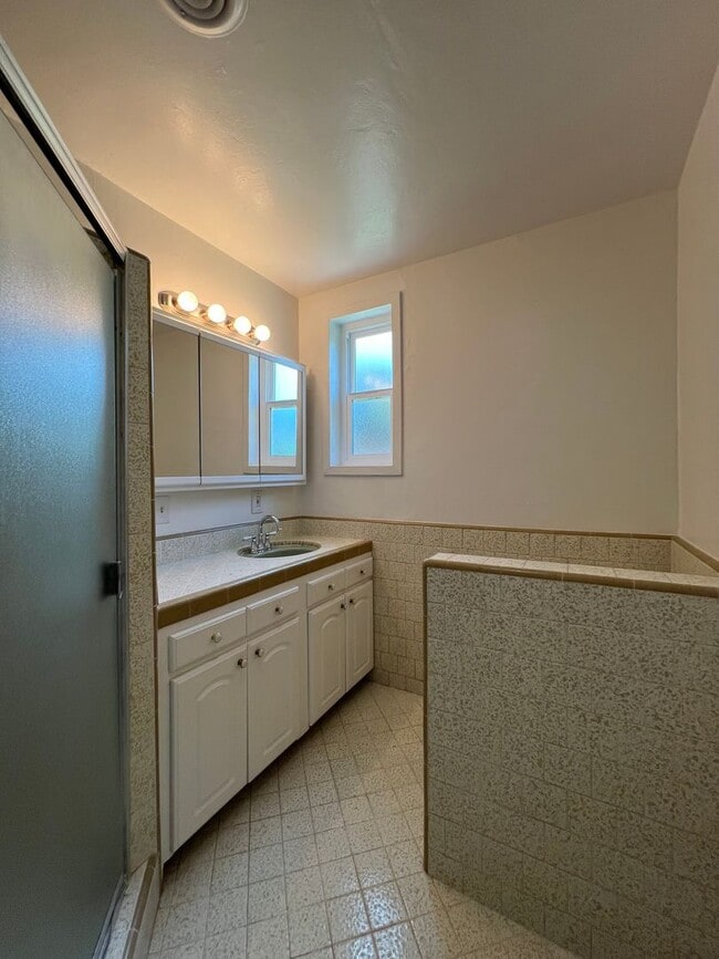 Building Photo - Two Bedroom Two Bathroom in a Parklike Set...
