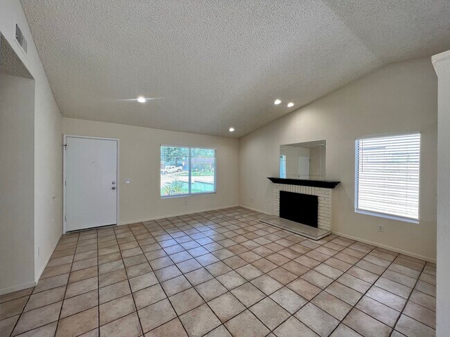 Building Photo - Available Now! 3 Bedroom, 2 bathroom home ...