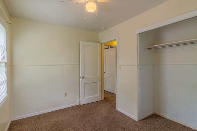 Building Photo - Cozy House With Great Yard Space!