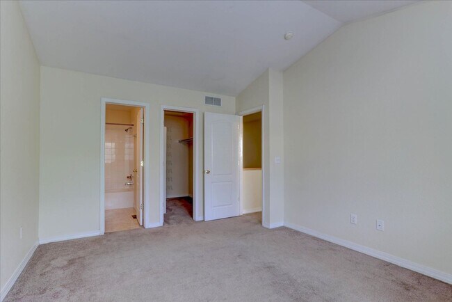 Building Photo - 930 Button Rock Dr