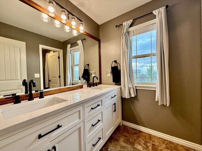 Building Photo - Spacious & Stylish 5-Bedroom Home in Wolf ...