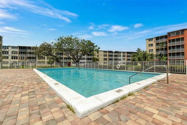 Building Photo - 1690 NE 191st St