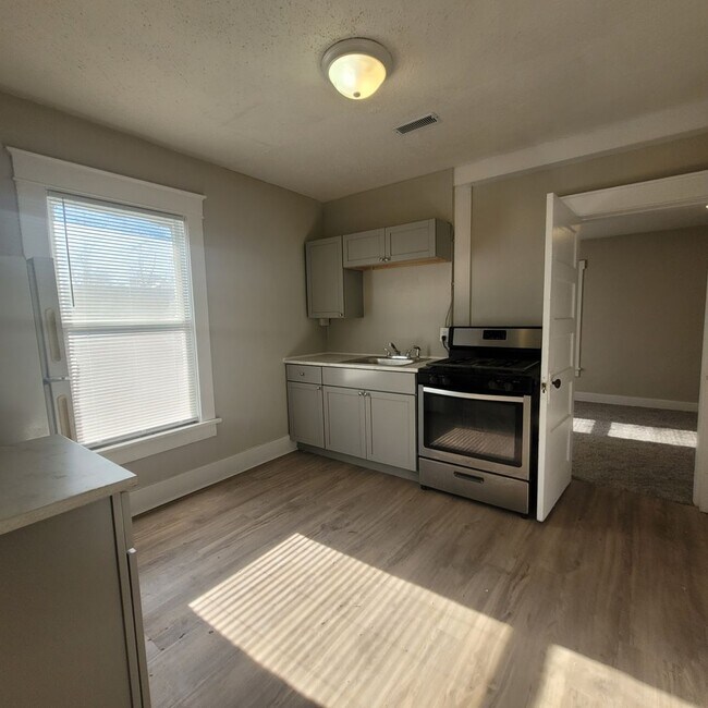 Building Photo - 1527 SW Mulvane St