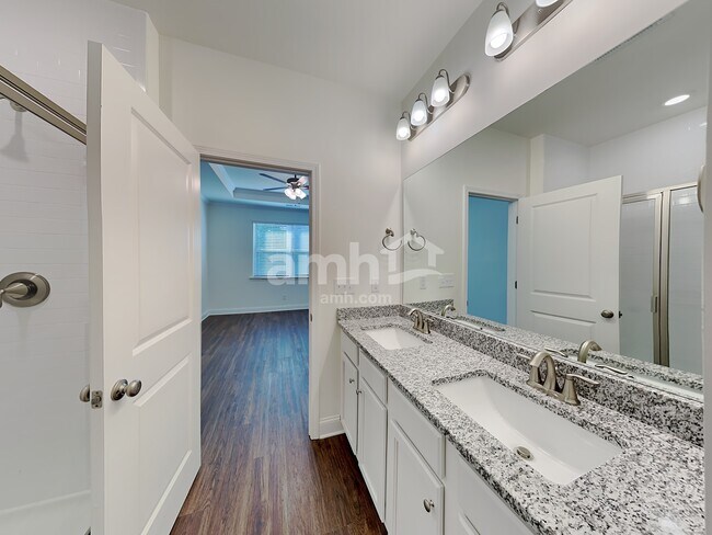 Building Photo - 7060 Creeksong Dr