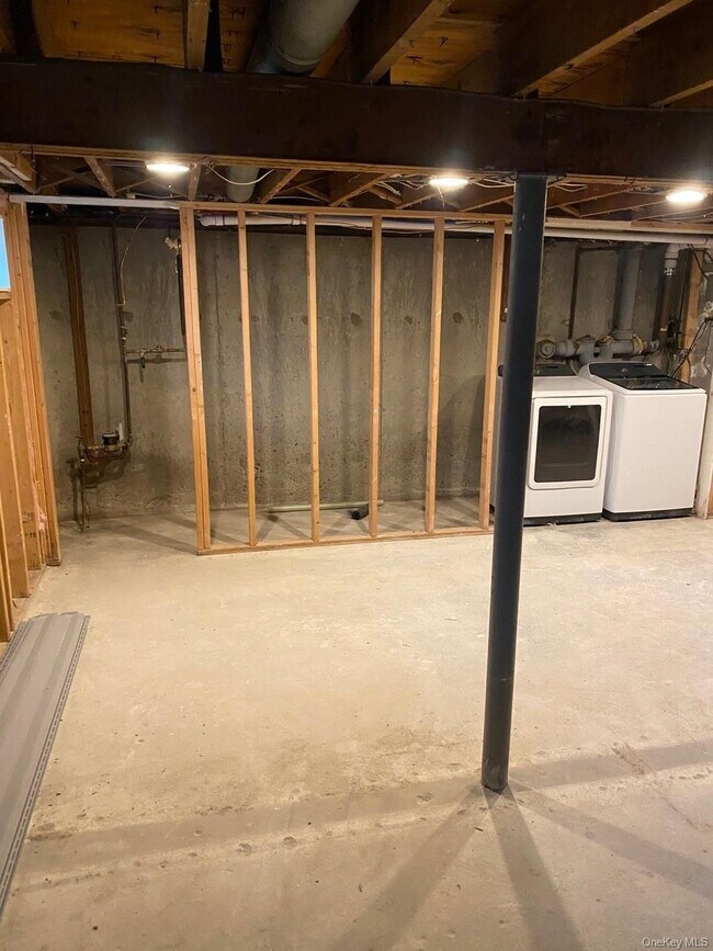 Building Photo - 36 Oneida Ave