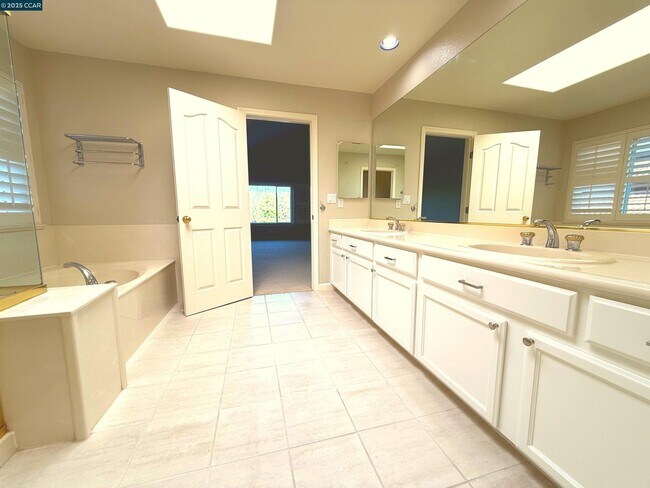 Building Photo - 600 Bourne Ct