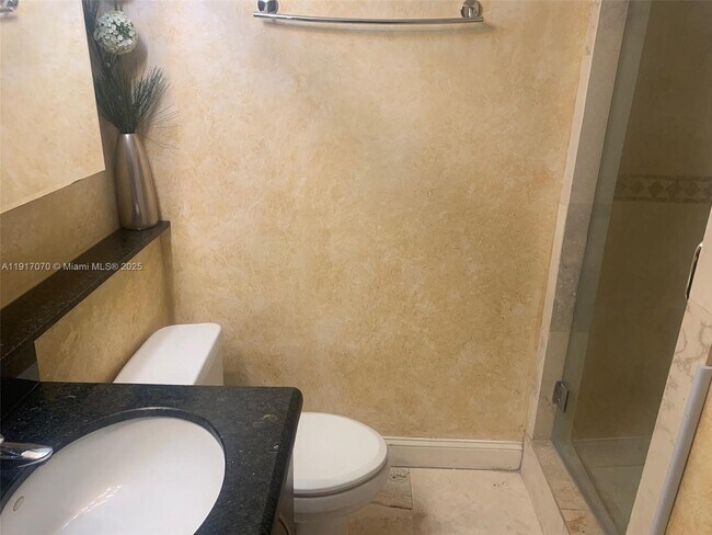 Building Photo - 100 Lincoln Rd