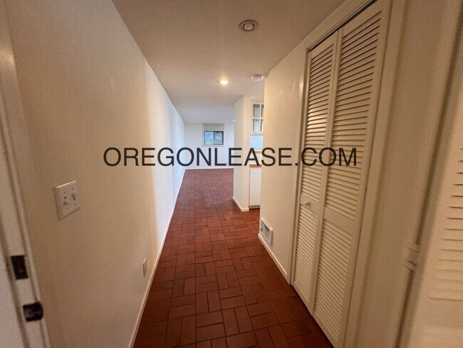 Building Photo - Large One bedroom downtown Eugene Apartment