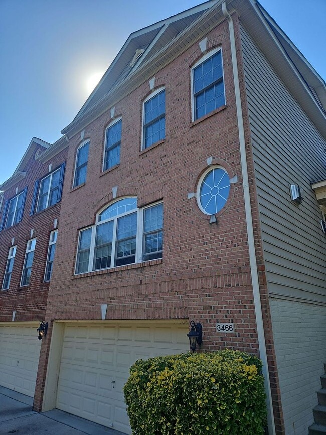 Building Photo - Gorgeous 3 Bed 2/2 Bath End Unit Townhome ...