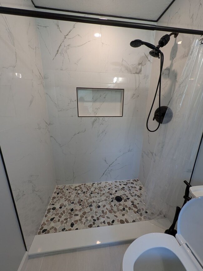 Building Photo - Gorgeous 3/2/2 Home, Great Location