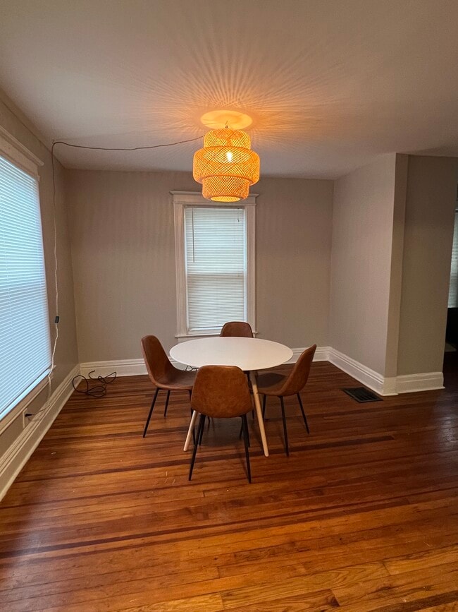 Building Photo - 126 Barton St