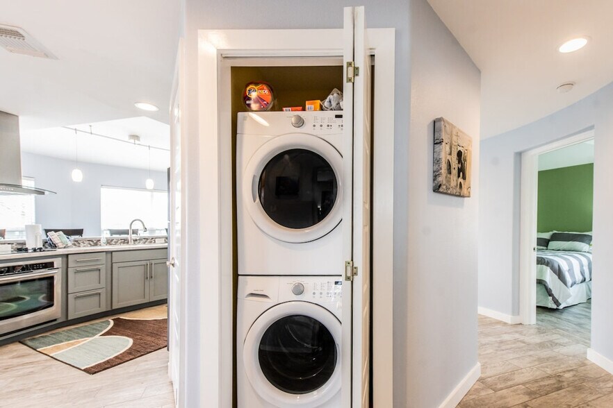 Building Photo - 1923 Eleventh Street-SI ID1023230P