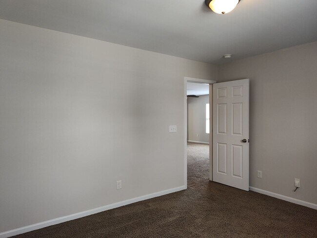 Building Photo - Pristine home located in the Woodbury comm...