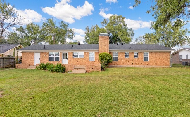 Building Photo - Completely Remodeled Four Bedroom