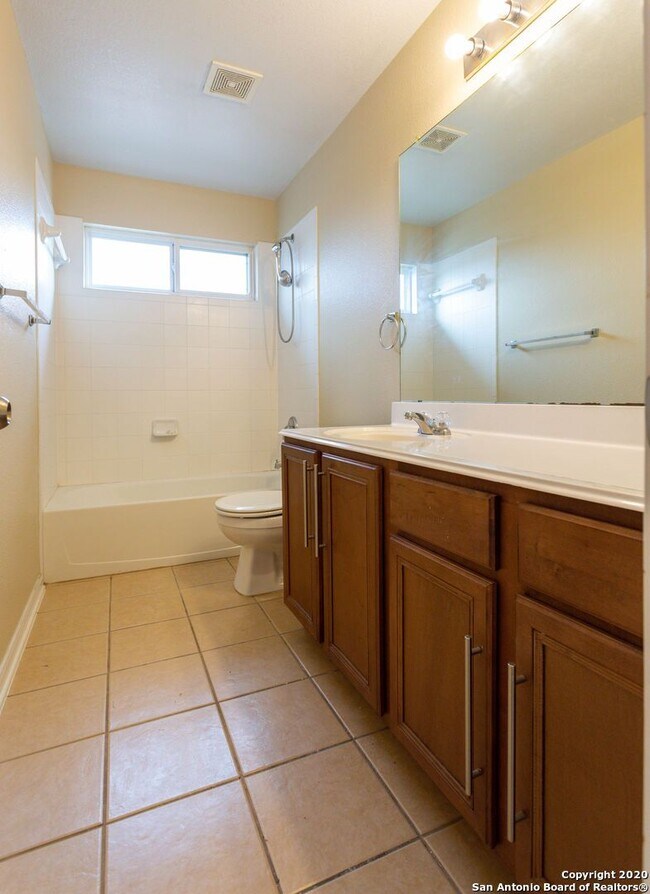 Building Photo - Spacious Stone Oak Beauty
