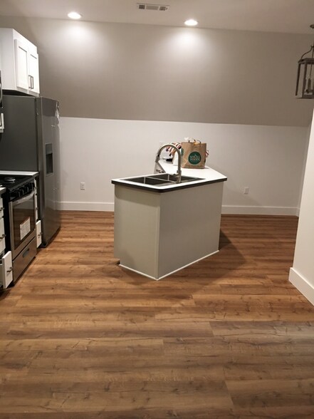 Building Photo - 411 N Pine St