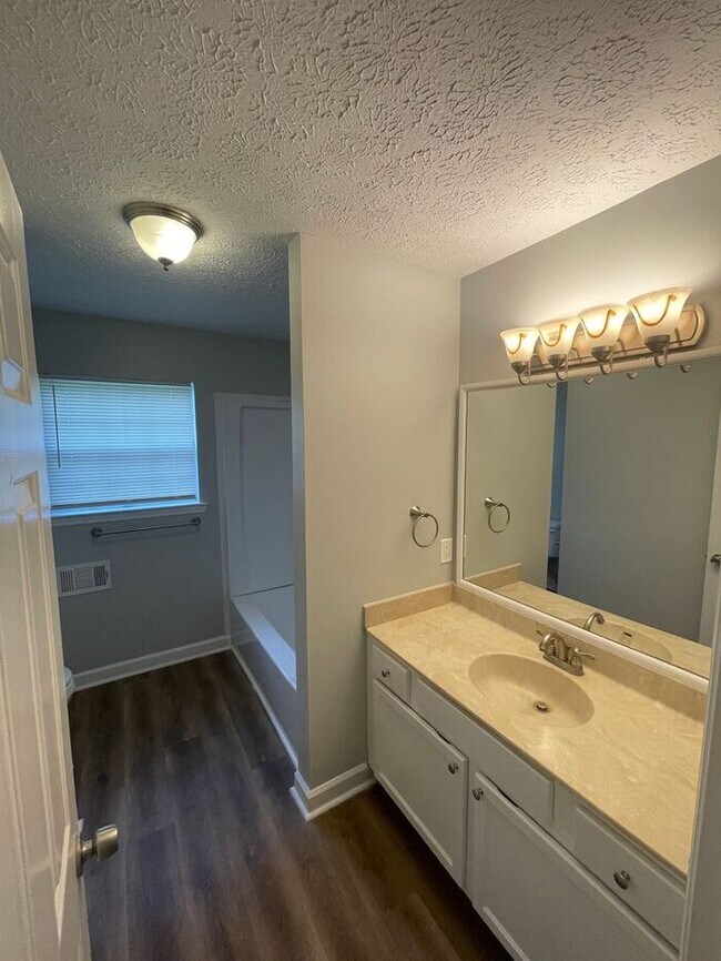 Building Photo - Comfortable 4-Bedroom Home in a Convenient...