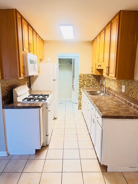 Building Photo - 655 Deepwoods Dr