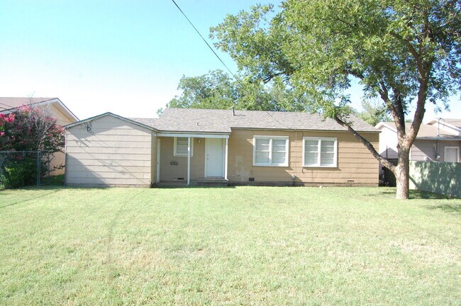 Building Photo - Spectacular Home With Classic Flair Locate...