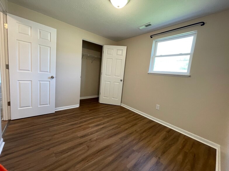 Building Photo - 19 Valley Park Dr