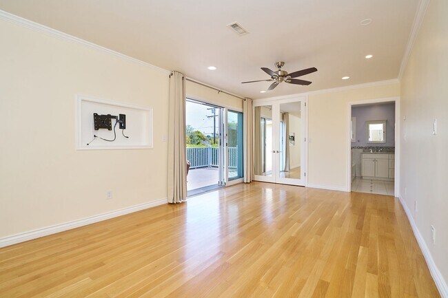 Building Photo - Hollywood Nights in Redondo Beach with lar...