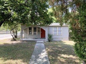 Building Photo - Move In Ready! Charming Corner Lot Home wi...