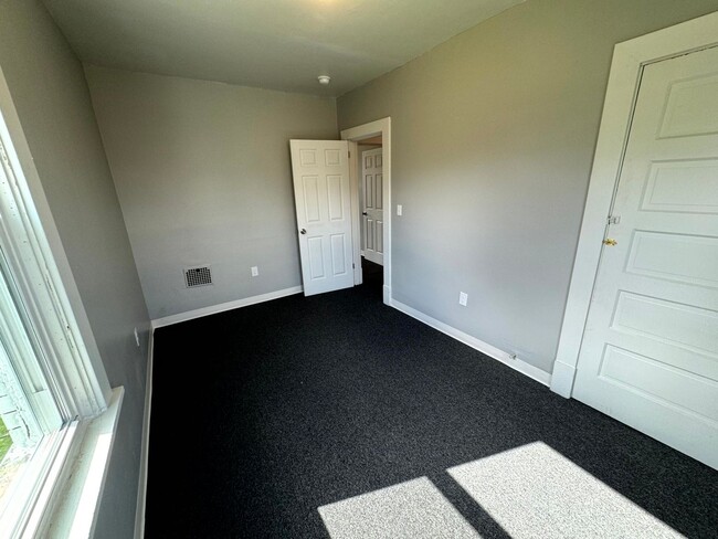Building Photo - Lovely Two Bedroom Townhome with Fenced Yard
