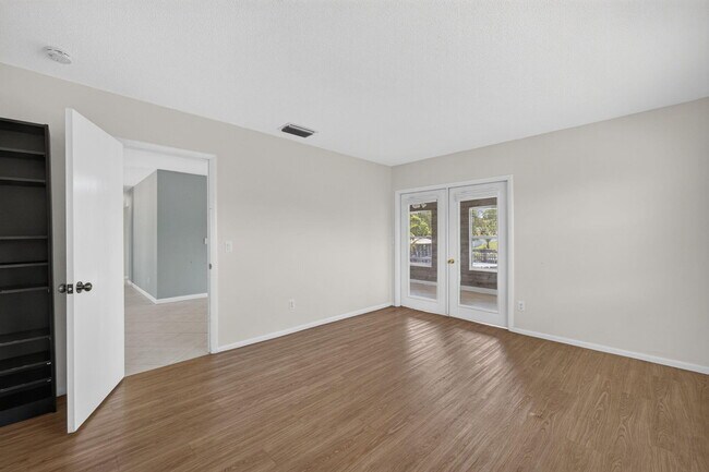 Building Photo - 416 SE Naranja Ave