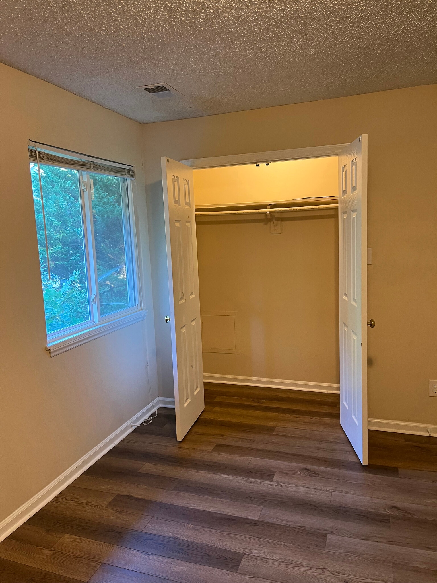 Building Photo - 906 W Chatham St