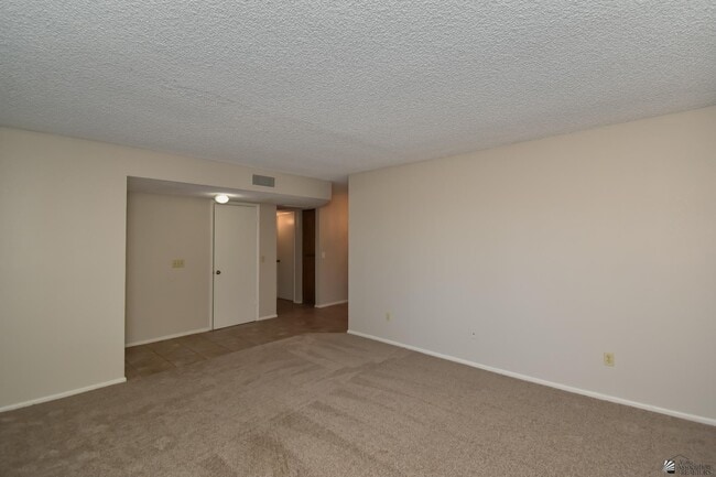 Building Photo - 2716 W Oakwood Ln