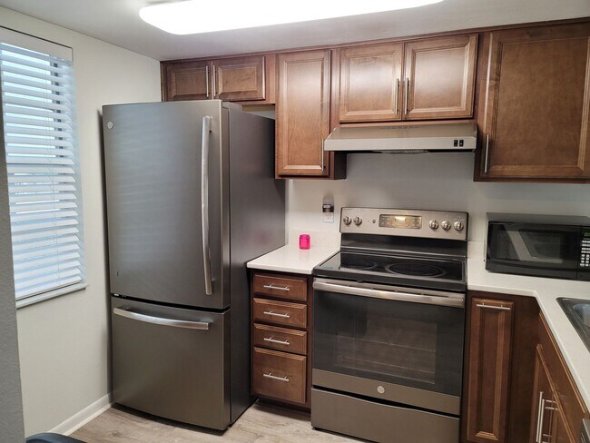 Building Photo - Lovely condo across from USF