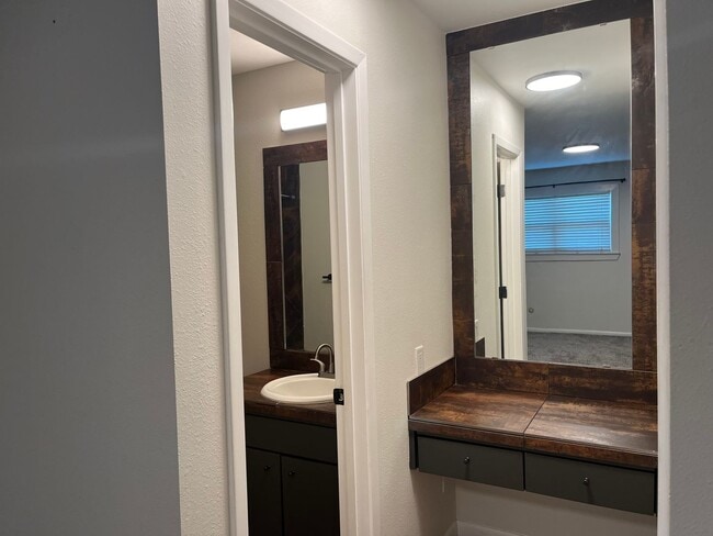 Building Photo - 2 Bed 3 Bath Townhouse on the golf course!