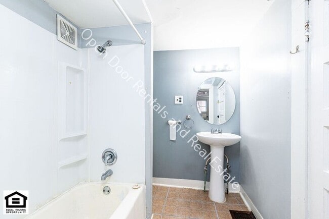 Building Photo - 928 Putnam St