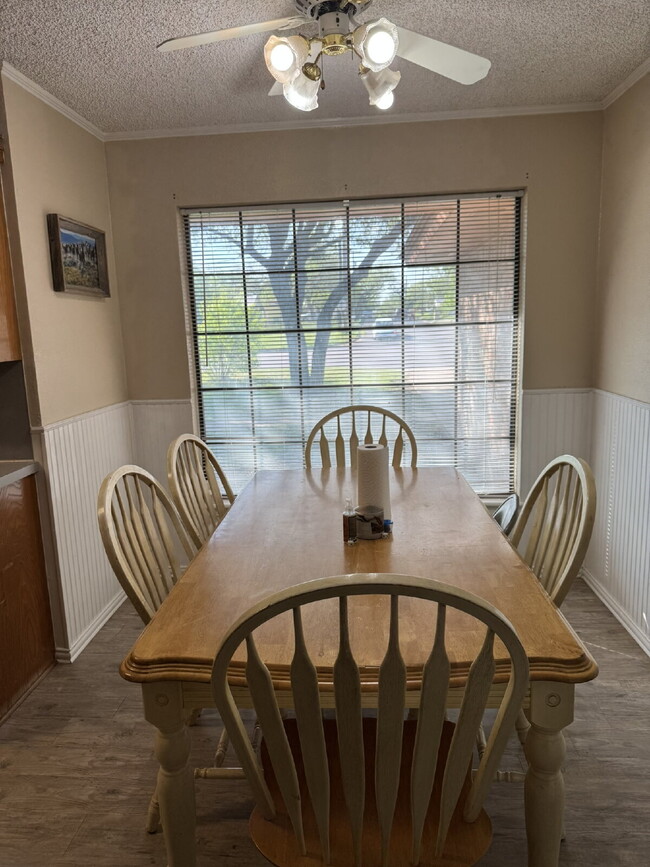 Building Photo - 3 bedroom 2 bath on corner lot!