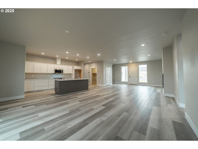 Building Photo - Stunning South Hill Home in Umatilla!!