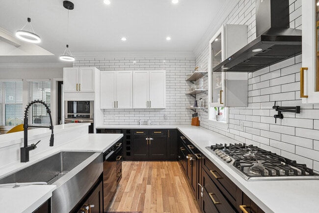 Building Photo - 5280 Warrington Dr