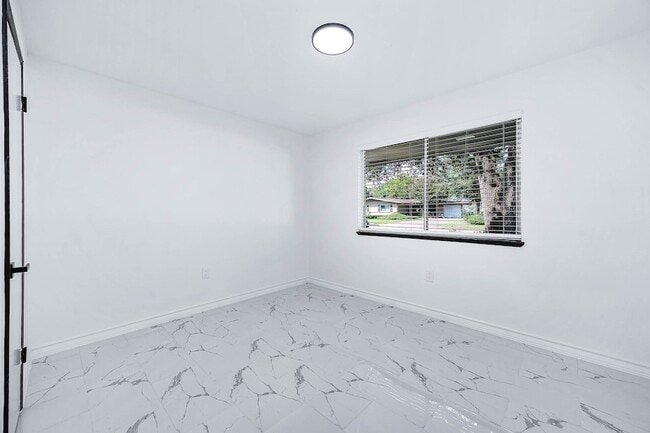 Building Photo - 1616 Redway Ln