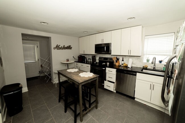 Building Photo - Charming 3-Bedroom Furnished Home – Walk t...