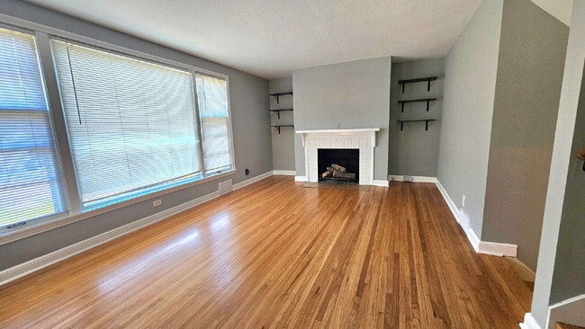 Building Photo - "Charming Edina Duplex Retreat: Spacious 1150 Sq Ft Haven!" Available now!