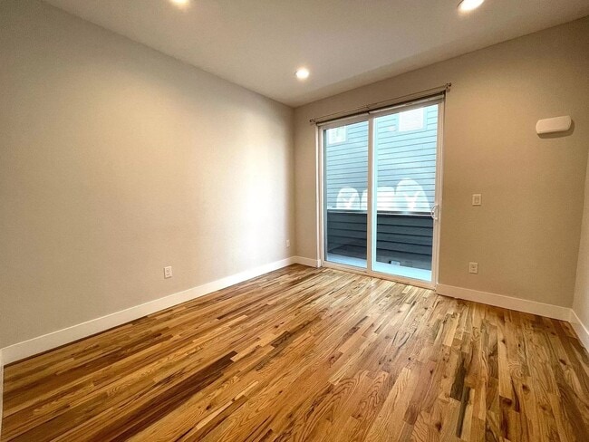 Building Photo - 2 Bedroom 2 Full Bathrooms and 2 Half Bath...