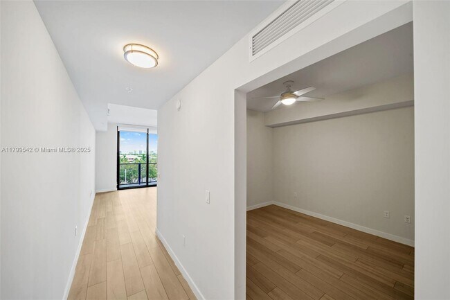 Building Photo - 555 NE 8th St